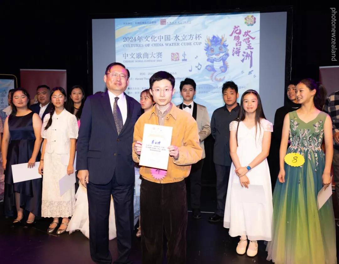 李日坤在青年组比赛中夺冠，中国驻奥克兰总领事陈世杰为其颁奖