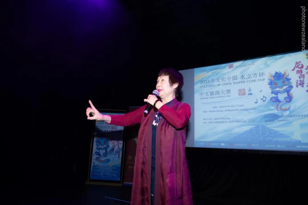 评委张蒙蒙老师和李丽萍老师现场演唱，为选手们加油打气